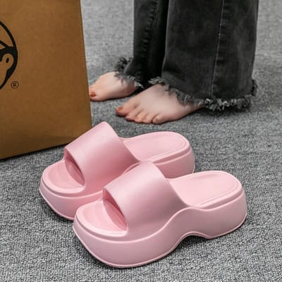 Pantoufles à plateforme EVA tendance pour femmes Été Imprimé de lettres Sandales à talon compensé Femme Semelle épaisse Antidérapantes Diapositives de plage 36-37 rose clair