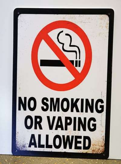 Metalen wandbord- No smoking Or Vaping Allowed - Mancave - Wand Decoratie - Metal sign - Mancave decoratie - Decoratie - Metalen borden - Tekst borden - Metalen bord