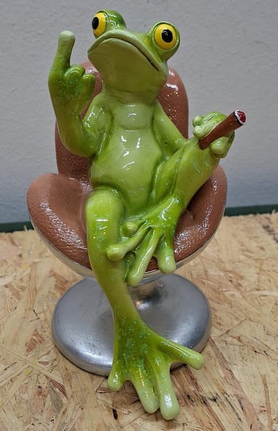 Brutale Kikker in Relaxstoel – Kikker met Sigaar en Middelvinger – 18 cm Hoog – Grappig Decoratiebeeldje – Polystone – Cadeautip
