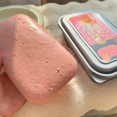 Nieuwe Plakkerige Handen Knijp Brood Langzame Terugvering Stressverlichting Sensorisch Fidget Speelgoed Hachimi Aardbei Decomprimerend Knijpspeelgoed white