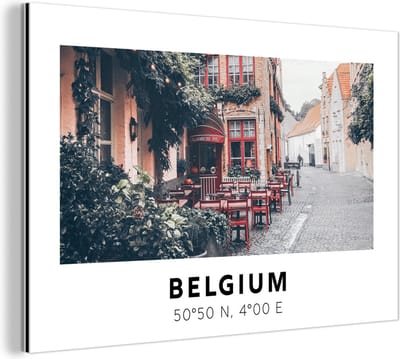 Wanddecoratie Metaal - Aluminium Schilderij Industrieel - Terras - België - Rood - Café - 180x120 cm - Dibond - Foto op aluminium - Industriële muurdecoratie - Voor de woonkamer/slaapkamer