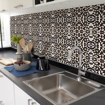 Zelfklevende tegelmuurstickers voor keuken en badkamer - 24 zwarte cementtegelstickers met marmerlook en gouden rand - 24 stickers van 10x10 cm