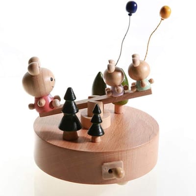 Houten Muziekdoos - Decoratie Beeldje - Cadeau Geven - Draai Mechanisme - 18.7 cm Hoog - Beer Konijn