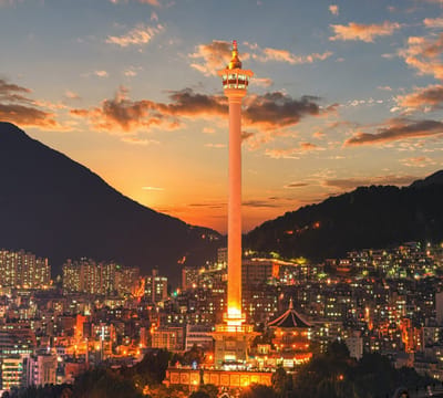 Nachtelijk zicht op de Busan Tower in Yongdusan Park - Fotobehang (in banen) - 250 x 260 cm