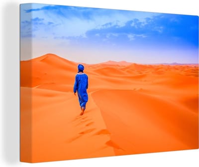 Berber loopt in de woestijn Canvas 90x60 cm - Foto print op Canvas schilderij (Wanddecoratie woonkamer / slaapkamer)