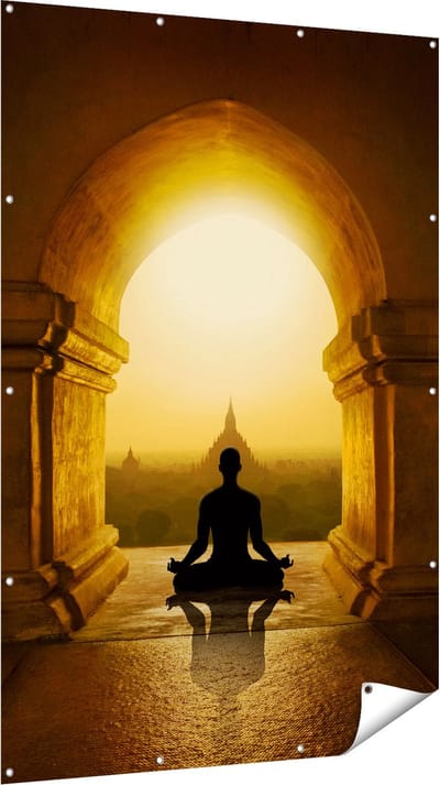Gards Tuinposter Man Doet Yoga in een Boeddha Tempel - 120x180 cm - Tuindoek - Tuindecoratie - Wanddecoratie buiten - Tuinschilderij