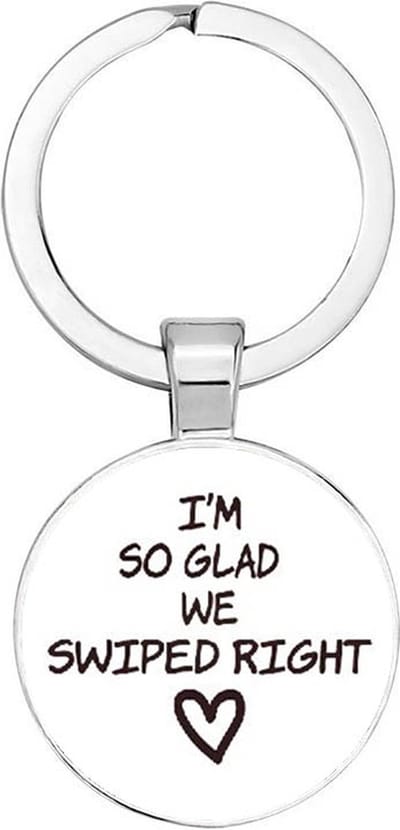 Akyol - I'm so glad we swiped right Sleutelhanger - liefde - vriend/vriendin - valentijnsdag - relatie - cadeautje voor vriend/vriendin - verjaardagscadeau - cadeau - kado - gift - geschenk - verrassing - 2,5 x 2,5 CM