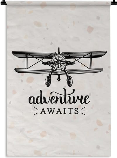 Wandkleed - Wanddoek - Spreuken - Quotes - Adventure awaits - Vliegtuig - 120x180 cm - Wandtapijt