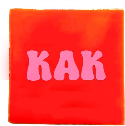Snoes Spreuktegel – KAK. – Oranje met Lichtroze – Hippie Style – Inclusief Gratis Plakhaakje – Handgemaakt Keramiek 10x10 cm – Retro Cadeau – Grappige Woondecoratie
