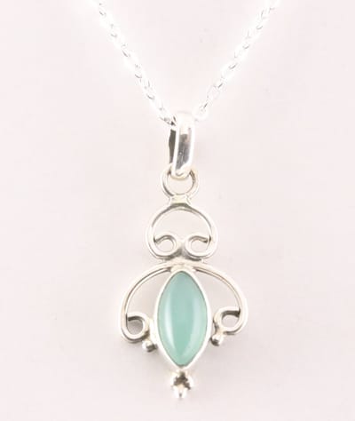 Fijne opengewerkte zilveren hanger met aqua chalcedoon aan ketting