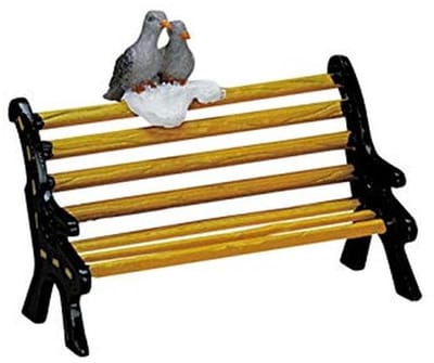 Metalen bank voor vakantiedecoratie