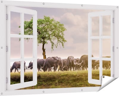 Gards Tuinposter Doorkijk Kudde Buffels bij een Boom - 150x100 cm - Tuindoek - Tuindecoratie - Wanddecoratie buiten - Tuinschilderij