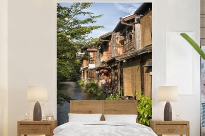 Behang - Fotobehang Traditionele huizen langs het kanaal bij Kioto in Japan - Breedte 180 cm x hoogte 280 cm