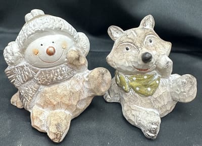Decoratieve keramieke Kerstbeeldjes - Set van 2 stuks - Sneeuwpop en Vos - meerkleurig - hoogte 9 x 11 x 8 cm - Kerstdecoratie
