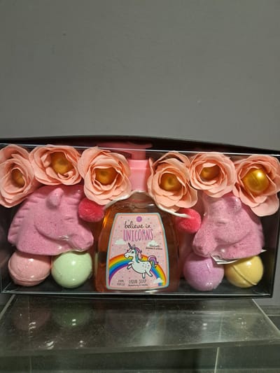 geschenk set kinderen - believe in unicorns - bruisballen - vloeibare zeep - badparels - zeeproosjes - roze - goud