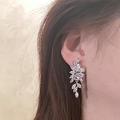 Huitan Élégantes Boucles d'Oreilles Pendantes de Mariée Cristal de Couleur Zircone Cubique Accessoires de Luxe pour Femmes Bijoux de Déclaration de Fête gray