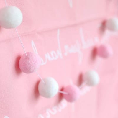2 x Viltbal Slinger 2m Hangdecoratie Handgemaakt Pom Decoratie voor Slaapkamer Feest Verjaardag Wit+Roze