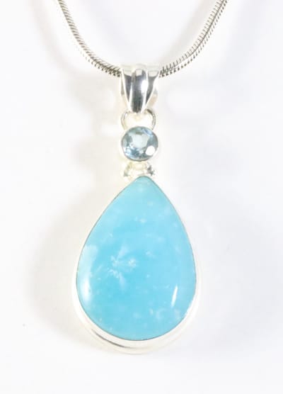 Zilveren hanger met smithsoniet en blauwe topaas aan ketting