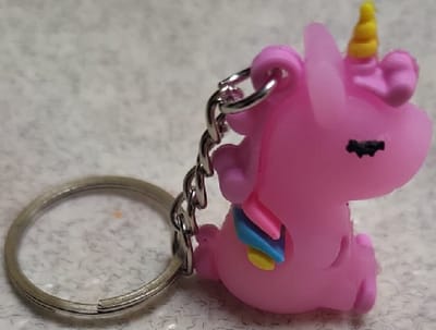 Een lieve en leuke eenhoorn (4x2,5cm) in een zachte kleur. Een kleine sleutelhanger voor bijvoorbeeld aan de tas, portemonnee of om zomaar op te hangen. Geen speelgoed, niet voor kleine kinderen. Leuk om voor jezelf te kopen of om cadeau te geven.