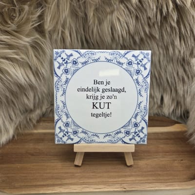 Wenstegeltje - Grappig Tegeltje Geslaagd – “Kut Tegeltje” Cadeau voor Examen – Geslaagd - Cadeau - Rijbewijs - Cadeau voor eindexamen - Delfts blauw - Grappig – Trendy nu – Decoratief Tegeltje met Standaard – Cadeau Idee