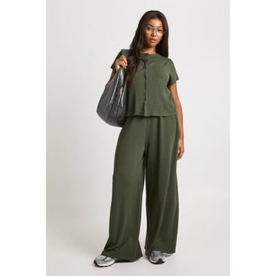 boohoo Dames Plus gerimpelde rib top met capmouwen en doorlopende knoopsluiting en broekset | Kaki | Maat: 46