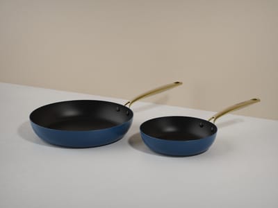COMBEKK Element Expert koekenpannenset - 20&28cm - Blauw - PFAS vrije keramische antiaanbaklaag - Gemaakt van 100% gerecycled aluminium - Inductiegeschikt