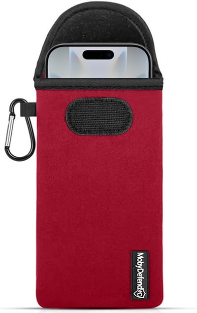 MobyDefend Hoesje - Geschikt voor iPhone 17 - Neopreen Pouch Met Karabijnhaak - Insteek - Riemlus - Rood