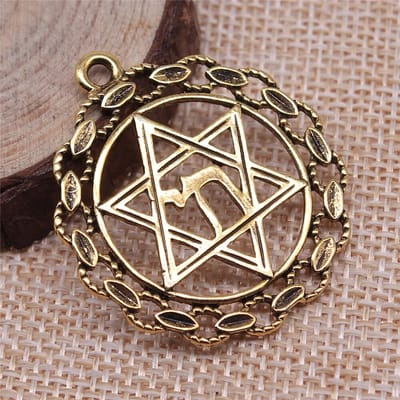 Ketting met hanger Davidster en Chai inleg goudkleur.