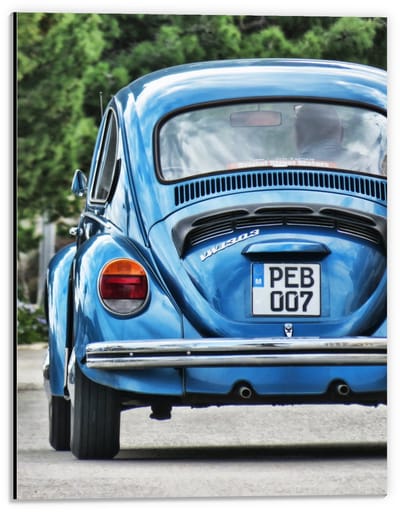 Dibond - Blauwe Oude Auto Achterkant - 30x40cm Foto op Aluminium (Wanddecoratie van metaal)