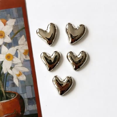 TLVX 5 stuks 3D Hartjes Magneten Zilver Chroom / Glanzende Koelkastmagneten / Vrolijke Speel- & Leer Magneten / Whiteboard / Silver Chrome Hearts / Valentijn / Spiegel / Glans / Notitie / Memo bord / Schoolbord / Magnetisch / Love You Foto Magneetjes