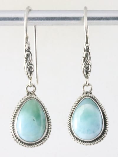 Traditionele bewerkte zilveren oorbellen met larimar