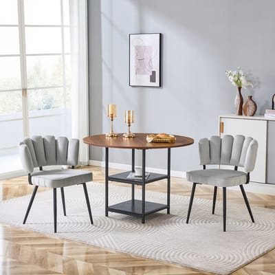 Tafel- en stoelenset. Ronde eettafel van 107 cm in walnootkleur met dubbel opbergvak + 2 lichtgrijze stoffen eetkamerstoelen met bloemvormige rugleuningen – ideaal voor kleine appartementen.