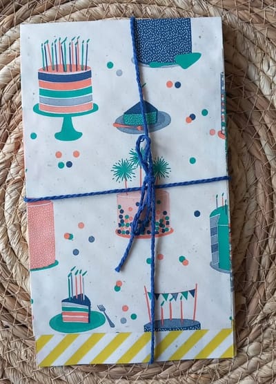 Cadeauzakjes voor kinderen- Papieren inpakzakje van bietenpulp- Met gezellige taarten- Handig traktatiezakje- 10 zakjes- 12x19 cm