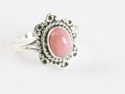Fijne bewerkte zilveren ring met roze opaal - maat 16