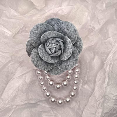Koreaanse Stof Camelia Bloemen Broche Spelden Parel Kwastje Corsage Mode Broches voor Vrouwen Shirt Kraag Accessoires grijs