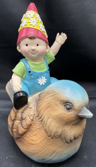 Decoratief polyresin dier "jongen op gekleurde vogel - meerkleurig - hoogte 14x12x5 cm - Woonaccessoires - Decoratieve beeldjes