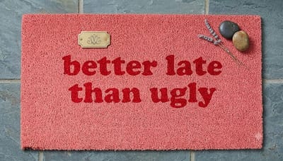 Maison Elara Moderne Kokos deurmat 'Better late than ugly' - Antislip - Roze - 70x40 cm