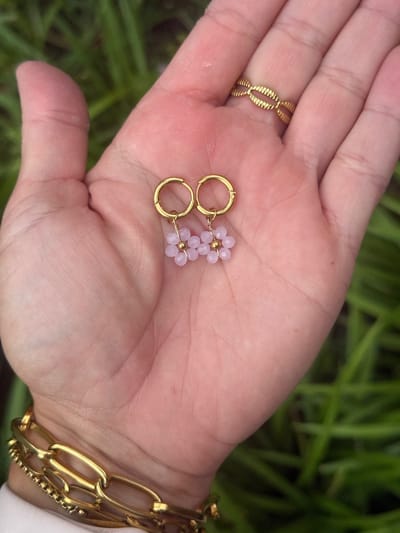Kinderoorbellen – Stainless Steel - Bloemen oorbellen - Gouden oorbellen meisjes - Meisjes oorbellen - Oorbel ringetjes bloem – Oorbel hanger kralen bloem- Cadeautje meisje - Oorbel bloem roze