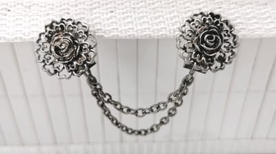 Vestsluiting - clip met dubbel ketting - Roos met hartjesbladeren - voor - vest - sjaal - omslagdoek in kleur antiek zilver look.