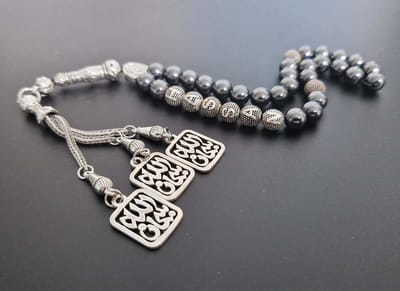 Handgemaakte naam tasbih 33 Kralen Natuursteen “Hematiet ” - met metaal tassel “Subhan allah "- Met je naam of de naam van uw geliefde- 8 mm diameter van de korrel