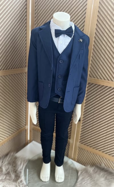 luxe jongens kostuum-kinderpak- kinderkostuum-4 delige set -marineblauwe blazer, vest, broek, hemd, vlinderstrik-donkerblauwe kostuum -bruidsjonkers-bruiloft-feest-verjaardag-fotoshoot- 4 jaar