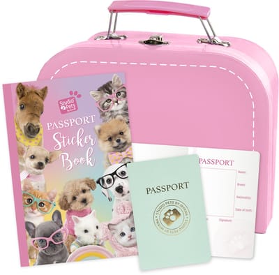 Studio Pets® Roze kartonnen koffertje met stickerboek en paspoort (20×8,7×15,5 cm) – ideaal voor onderweg