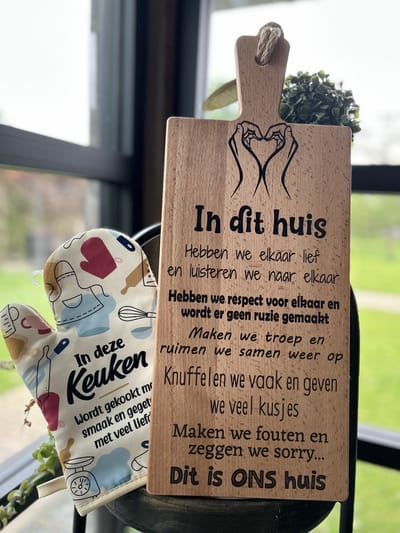 Serveerplank in dit huis + ovenhandschoen In deze keuken wordt gekookt met smaak en gegeten met veel liefde / Valentijnsdag / vaderdag / moederdag cadeautje / cadeau / verjaardag