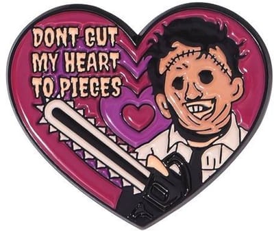 Metalen Pin – “Don’t Cut My Heart to Pieces” | Donker, Humoristisch & Perfect voor Horror-Fans