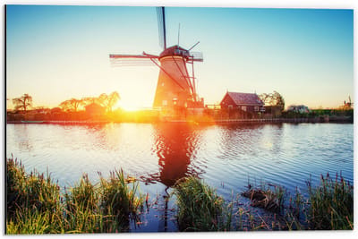 WallClassics - Dibond - Zonlicht langs Hollandse Molen aan het Water - 60x40 cm Foto op Aluminium (Met Ophangsysteem)