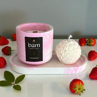 BAM Kaarsen Strawberry Geschenkset – Geurkaars 140 g met Houten Lont – Handgemaakte Rozenkaars en Roze Gemarmerd Ovaal Schaaltje - aardbei