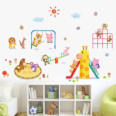 Muurstickers met circusdieren, waaronder een giraffe en een leeuw.