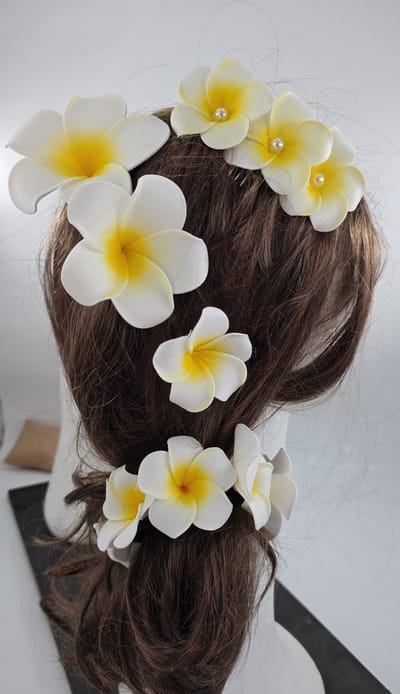 5-delige 'Melati' Haar set - Haarelastiek, Haarschuifjes en 3 haarclips - 'Melati' zijn populaire accessoires en worden vaak gedragen als sieraad en gebruikt tijdens herdenkingen en ceremoniële gelegenheden symbool staat voor zuiverheid en respect.
