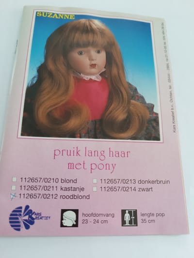Poppenpruik lang haar met pony zwart Hoofdomvang 23-24 cm
