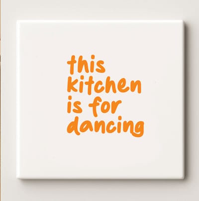This Kitchen Is for Dancing Keramische Tegel 15x15cm – Grappige Quote Wanddecoratie – Moderne Keukendecoratie & Cadeau voor Woonliefhebbers